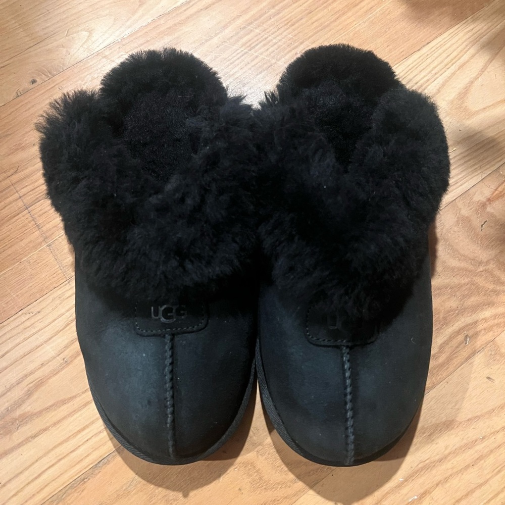 UGG Size 8 womens slippers house shoes